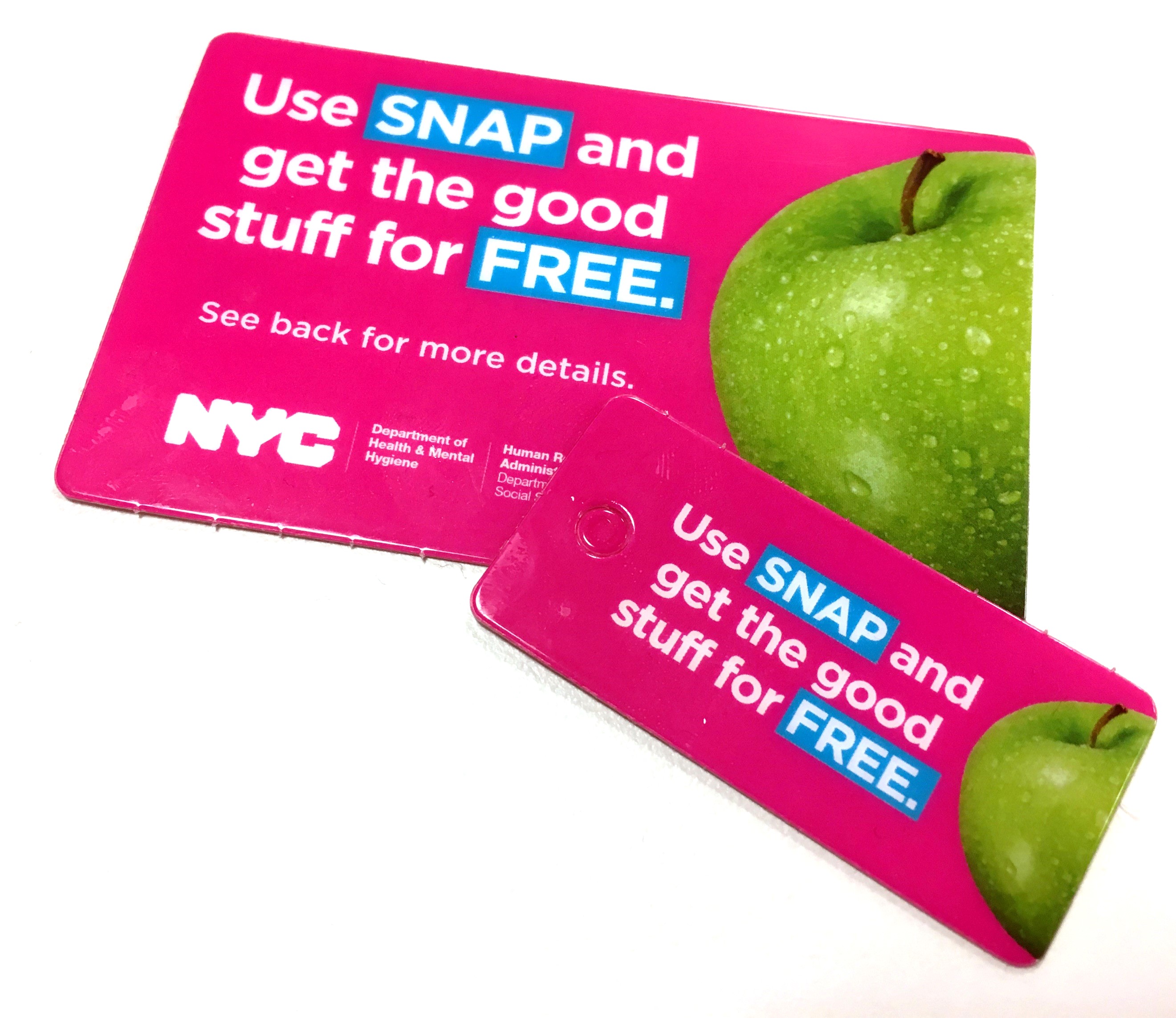 Una tarjeta de lealtad del programa y una etiqueta para el llavero del programa ‘Obtenga todo lo bueno’. Ambos tienen una foto de una manzana recién lavada. La tarjeta dice: Utilice SNAP y consigue todo lo bueno gratis.