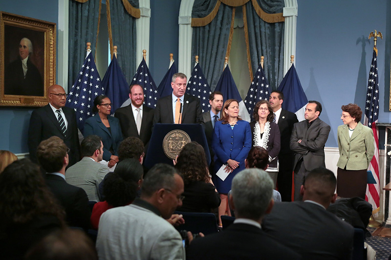 El alcalde de Blasio promulga legislación que provee ayuda fiscal a neoyorquinos afectados por Sandy