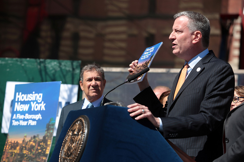 El alcalde de Blasio devela Housing New York para proteger y ampliar la asequibilidad de vivivenda.