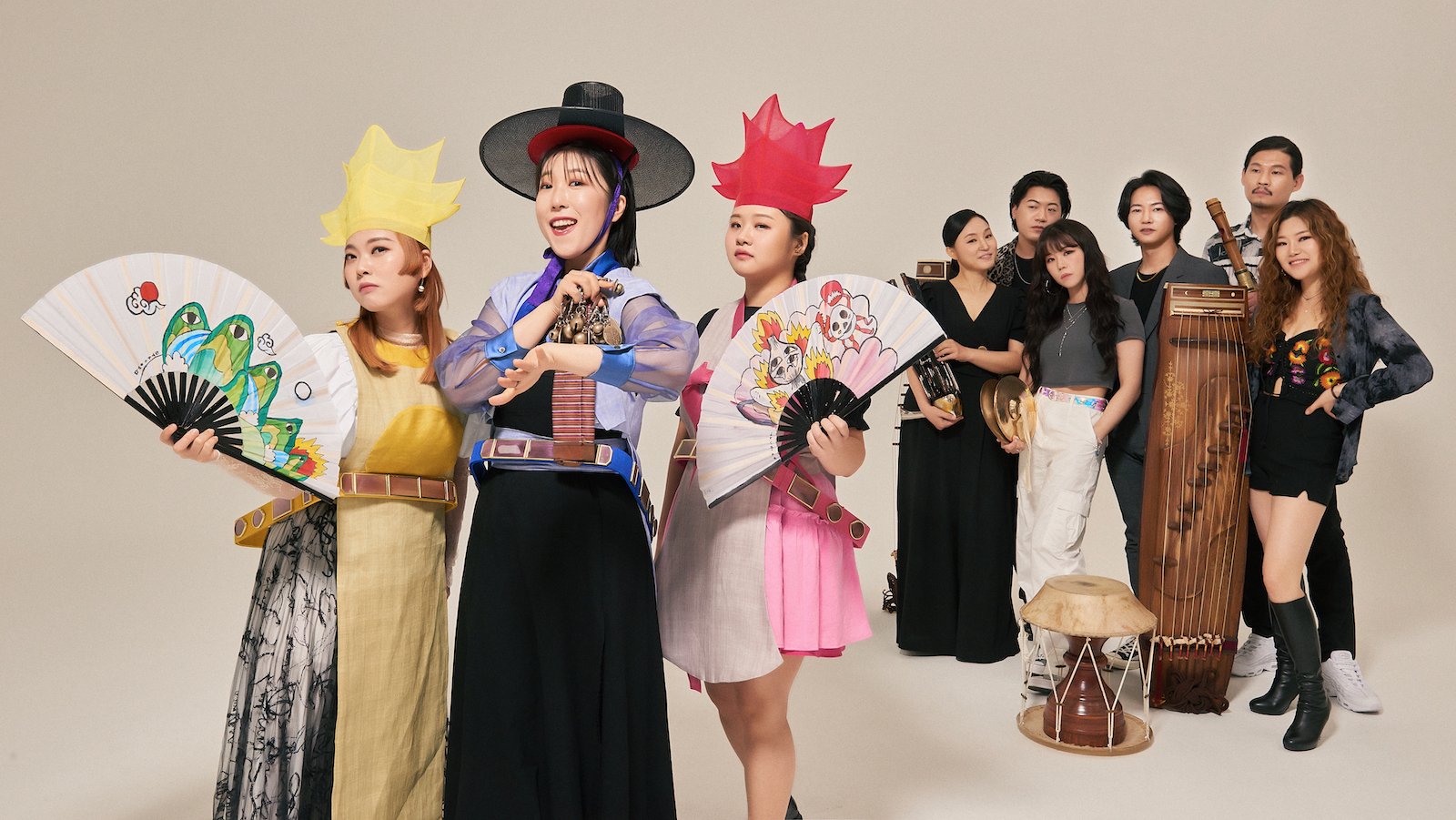Korean women performing in tradition folk clothing